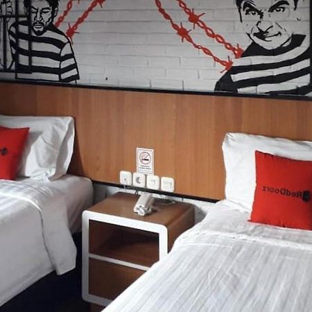 Reddoorz Plus @ Doorman Guest House Bandung Exterior photo